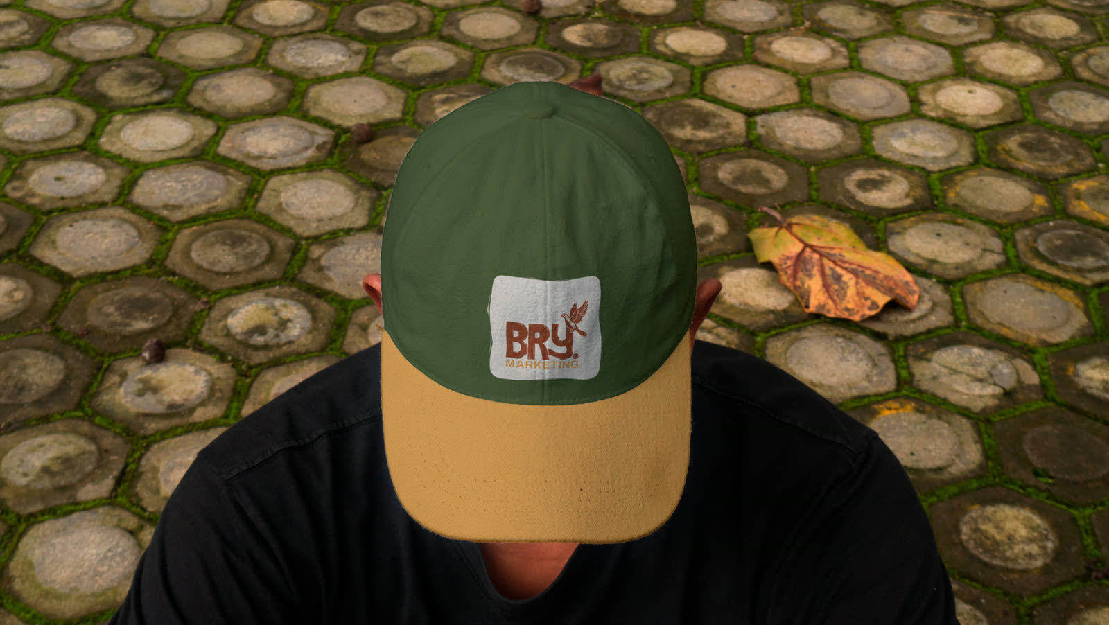 Boné verde e amarelo com o logo Bry