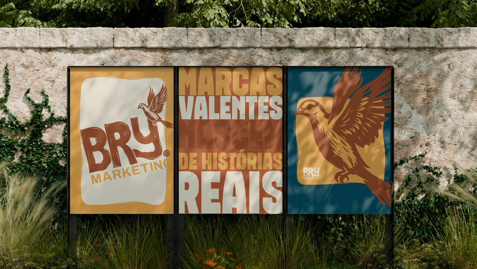 Três cartazes da Bry Marketing em um muro de pedra
