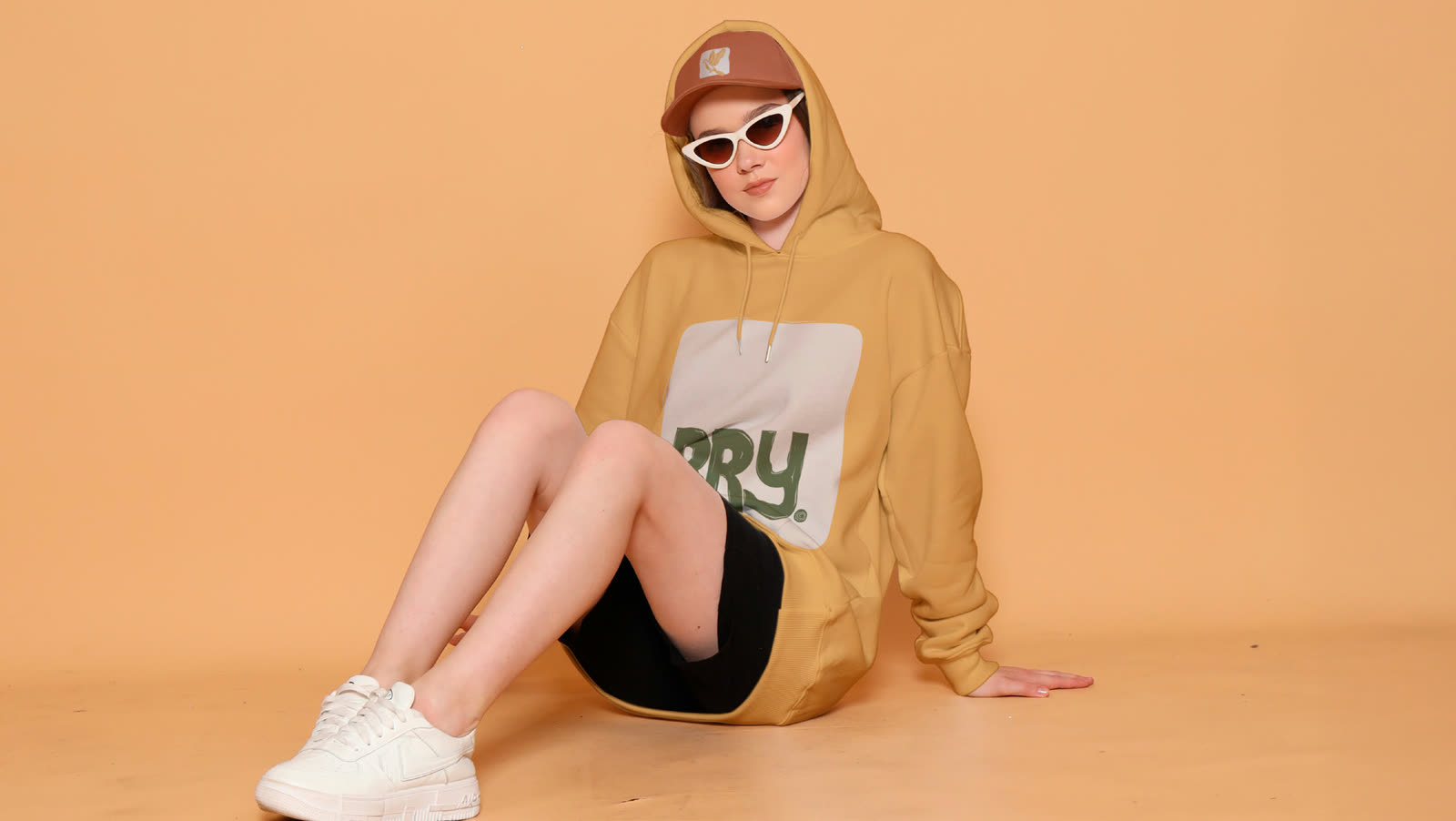 Modelo usando moletom com o logo Bry